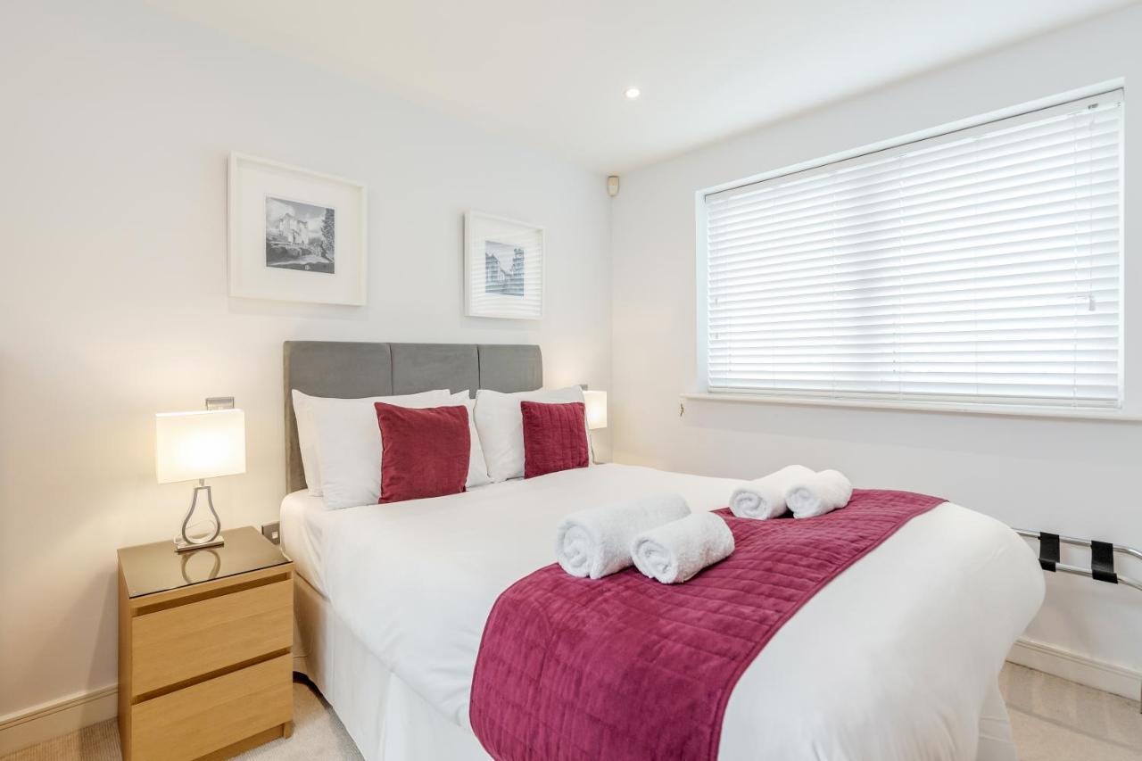 Roomspace Serviced Apartments - Abbot'S Yard กิลด์ฟอร์ด ภายนอก รูปภาพ