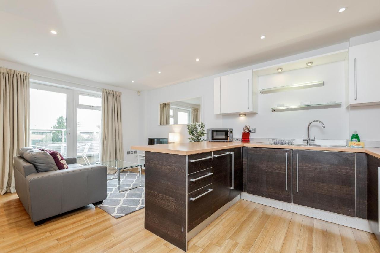 Roomspace Serviced Apartments - Abbot'S Yard กิลด์ฟอร์ด ภายนอก รูปภาพ