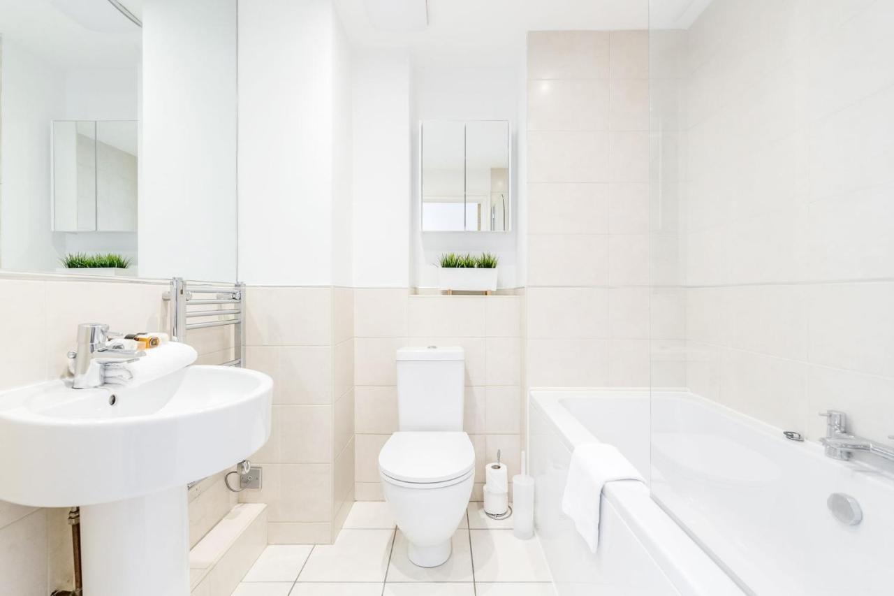 Roomspace Serviced Apartments - Abbot'S Yard กิลด์ฟอร์ด ภายนอก รูปภาพ